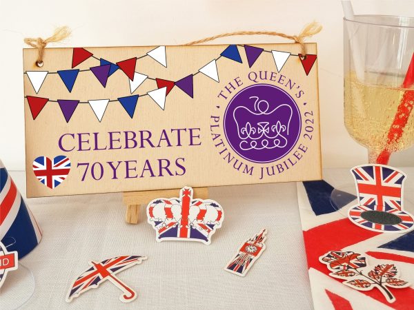 Handmade Wooden Hanging Wall Plaque Celebrate 70 Years Queen s Platinum Jubilee 2022 Bunting Decorative Memorabilia Street Party Fashion