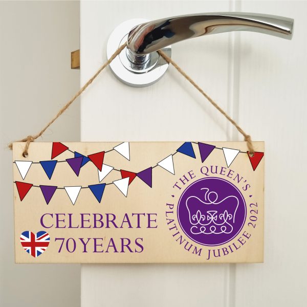 Handmade Wooden Hanging Wall Plaque Celebrate 70 Years Queen s Platinum Jubilee 2022 Bunting Decorative Memorabilia Street Party Fashion