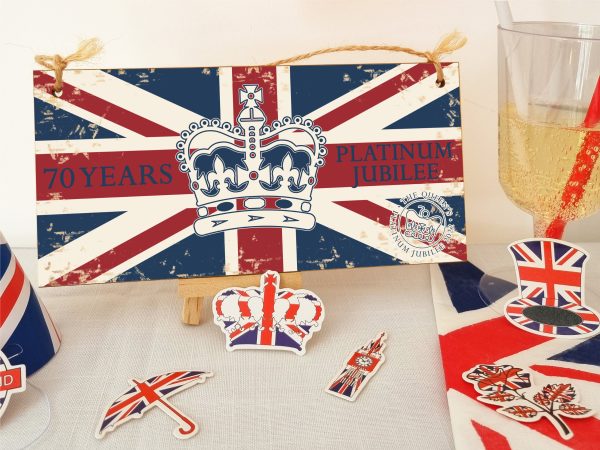 Handmade Wooden Hanging Wall Plaque Celebrate 70 Years Queen s Platinum Jubilee 2022 Crown Decorative Memorabilia Street Party For Cheap